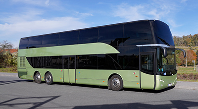 Grüner Doppeldecker der Stadtrundfahrt Dresden GmbH
